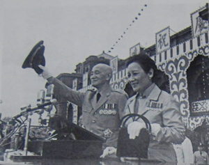1946年10月25日，蔣介石伉儷於台北中山堂接受民眾歡呼。（翻攝：網路）