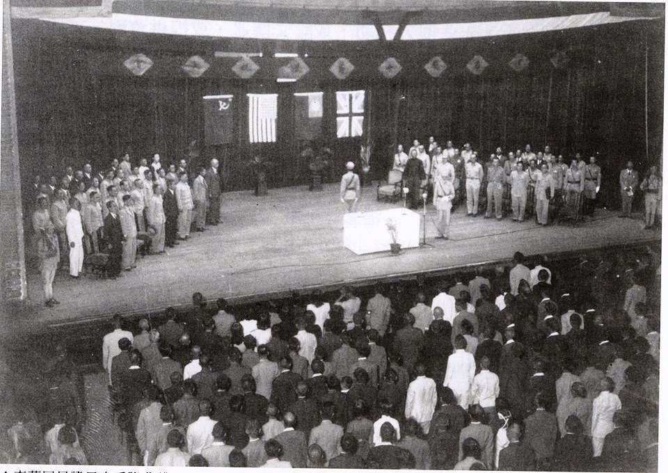 1945年日本在臺北市公會堂向二戰同盟國投降的照片  圖翻拍自網路