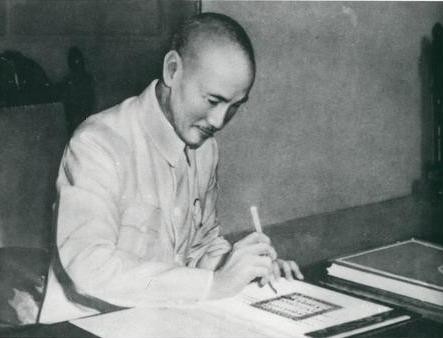 蔣介石 代表中華民國政府簽署《聯合國憲章》批准書,1945年8月24日。 圖翻拍自 網路
