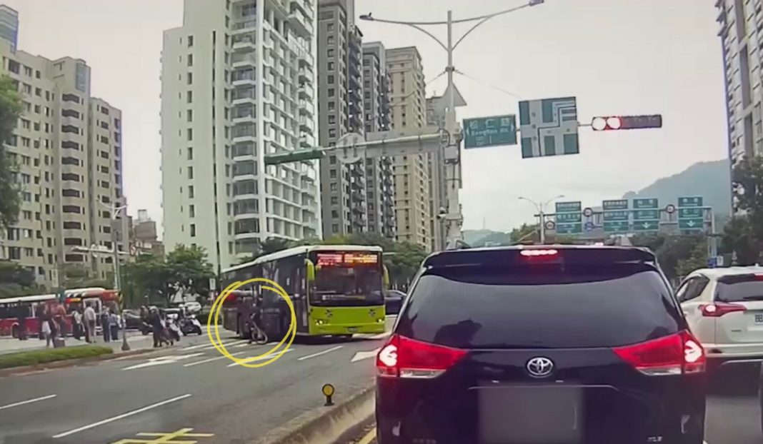 公車轉彎碰撞單車騎士｜信義警籲路口注意視覺死角