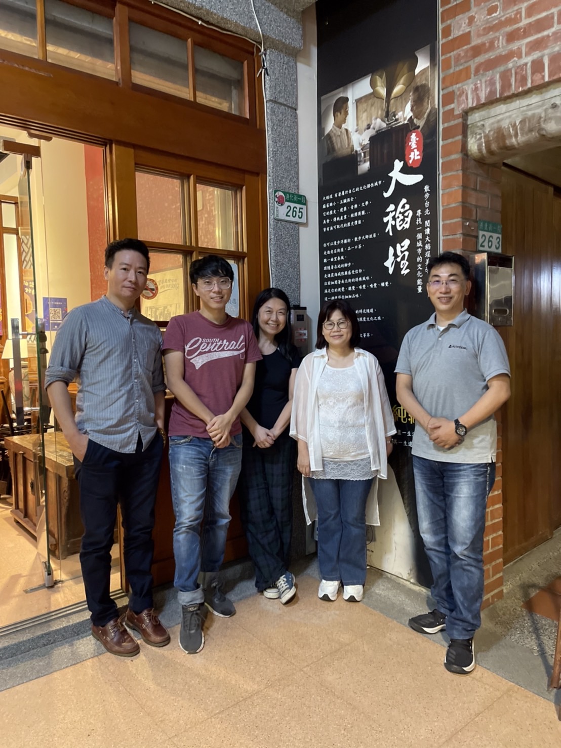 （右一）陳寶宏 （右二）林慧羚 （中） 伍中梅 （左一）許文彥 （左二）曾國瑋