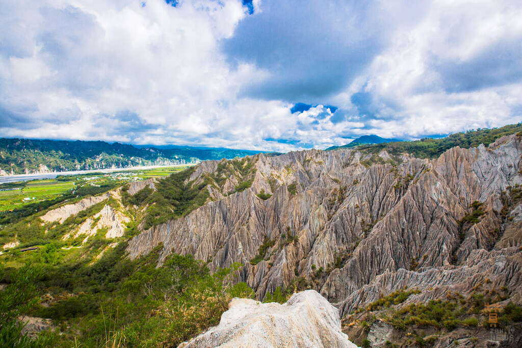 圖 利吉惡地及小黃山 翻拍自交通部觀光局花東縱谷