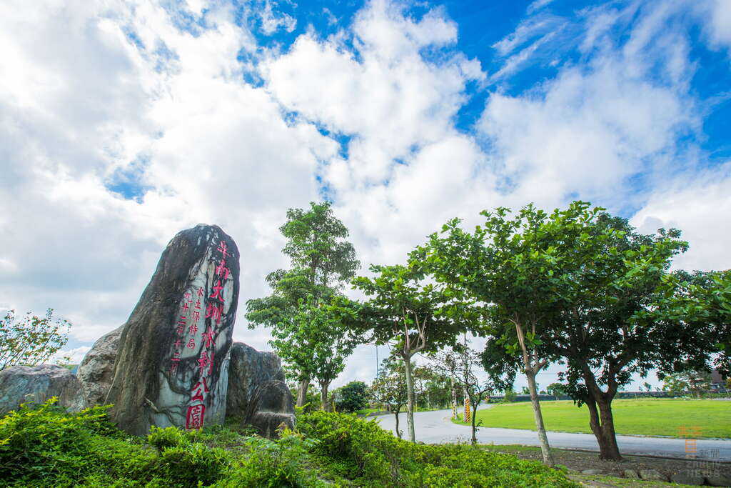 圖 利吉惡地及小黃山 翻拍自交通部觀光局花東縱谷國家公園