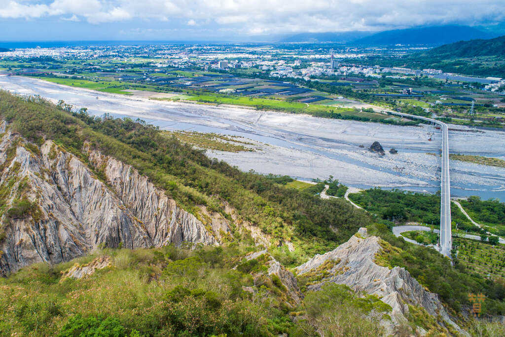圖 利吉惡地及小黃山 翻拍自交通部觀光局花東縱谷國家公園