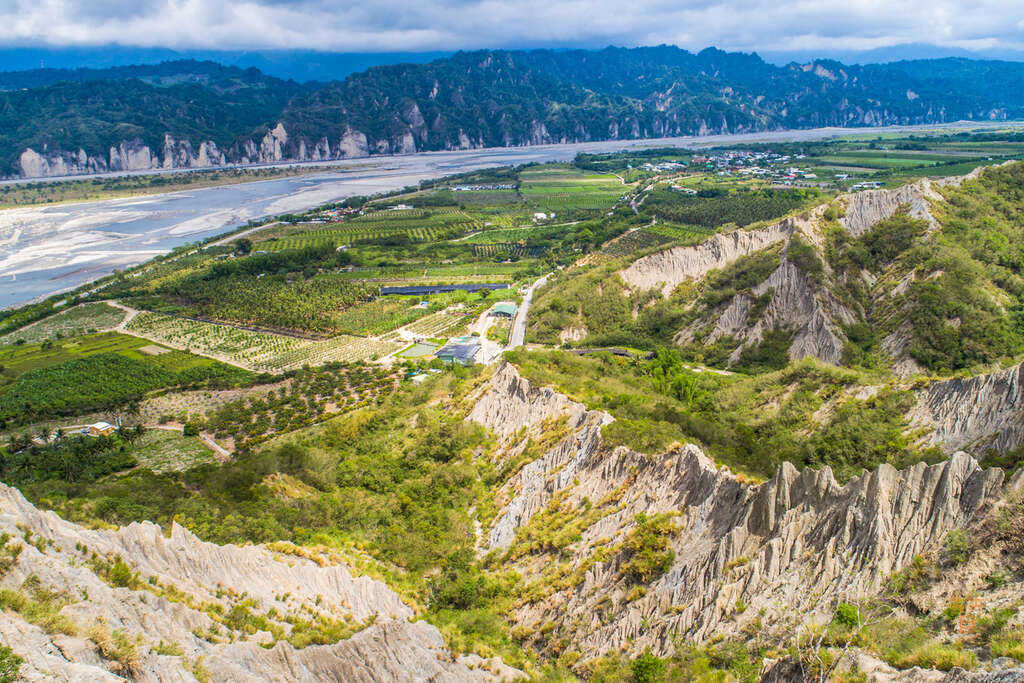 圖 利吉惡地及小黃山 翻拍自交通部觀光局花東縱谷國家公園