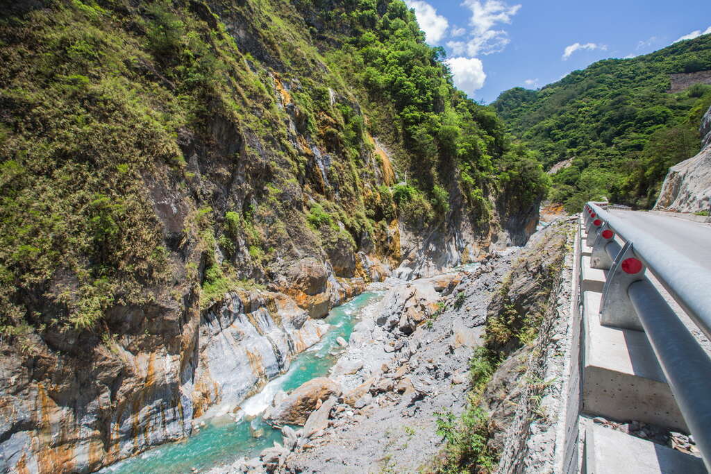 圖  大S型的峽谷，色彩斑斕的岩壁，這就是南橫八景之一霧鹿峽谷   翻拍自 交通部觀光局花東縱谷國家風景區