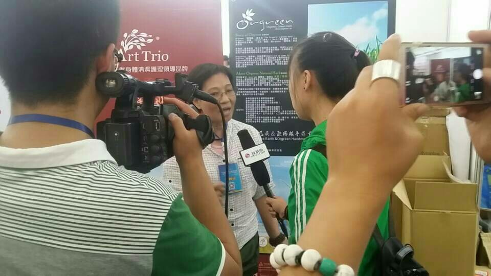圖 鳳凰衛視記者採訪  草藥奶奶 提供