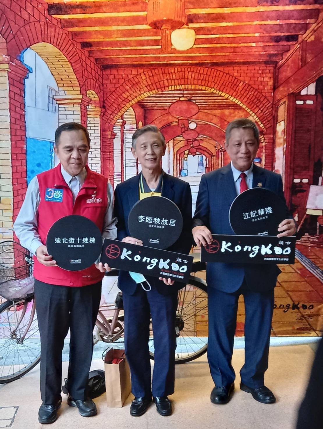 圖 (左起) 十連棟-連錦堅先生 (中)李臨秋故居負責人-李修鑑先生 (右)江記華隆-江顯皎先生