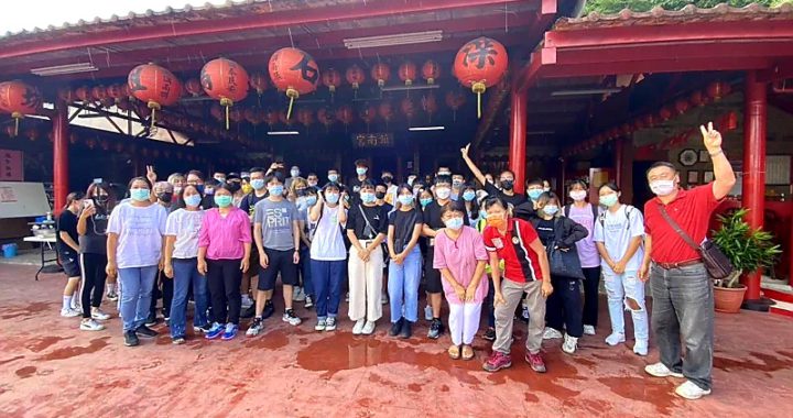 東南科大師生完成淡蘭公益之旅，在鎮南宮石媽祖前慶祝。圖／陶翼煌提供