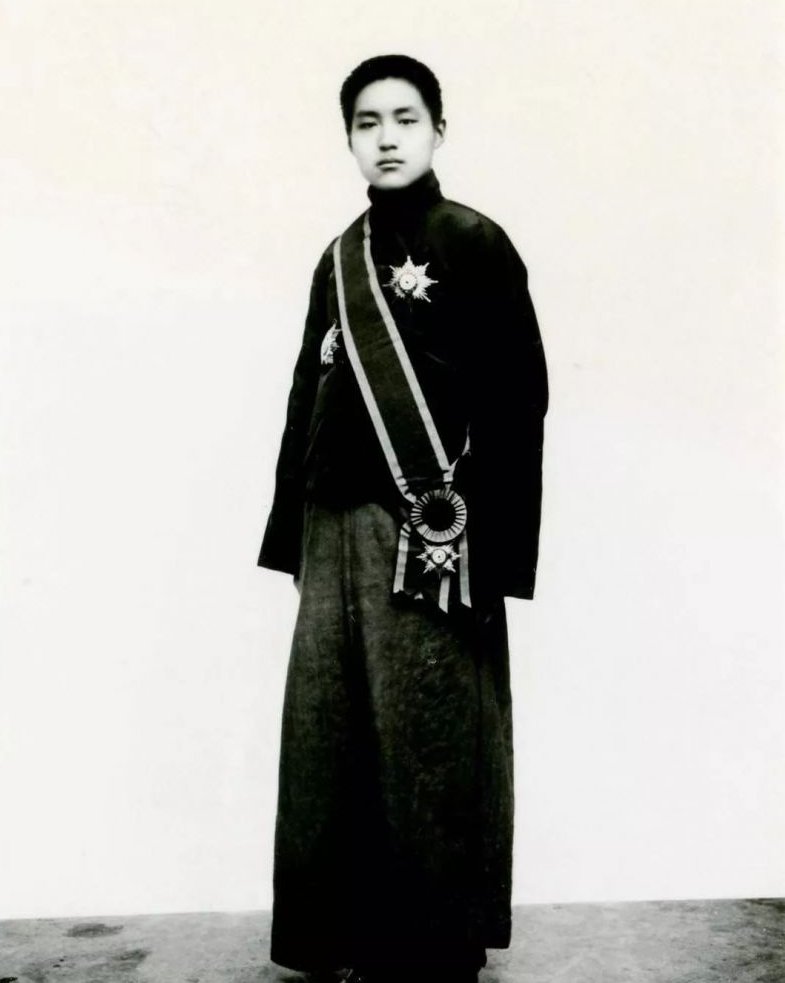圖  西元1935年，時年15歲的孔德成，成為第一代「大成至聖先師奉祀官」，於南京宣誓就職。(中華大成至聖先師孔子協會提供)
