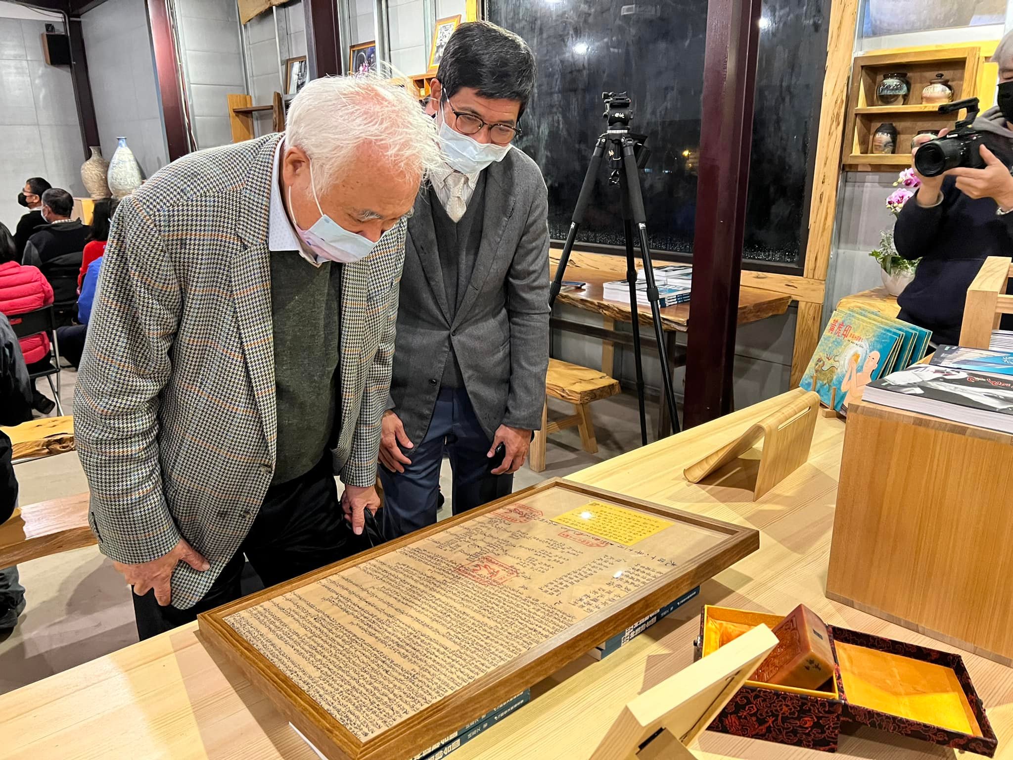 圖 銅鑼1895乙未講座 ˊ苗栗縣銅鑼灣十四連莊合約及民主國之寶璽 姚嘉文資政 參觀中 微光書旅&銅鑼窯 提供