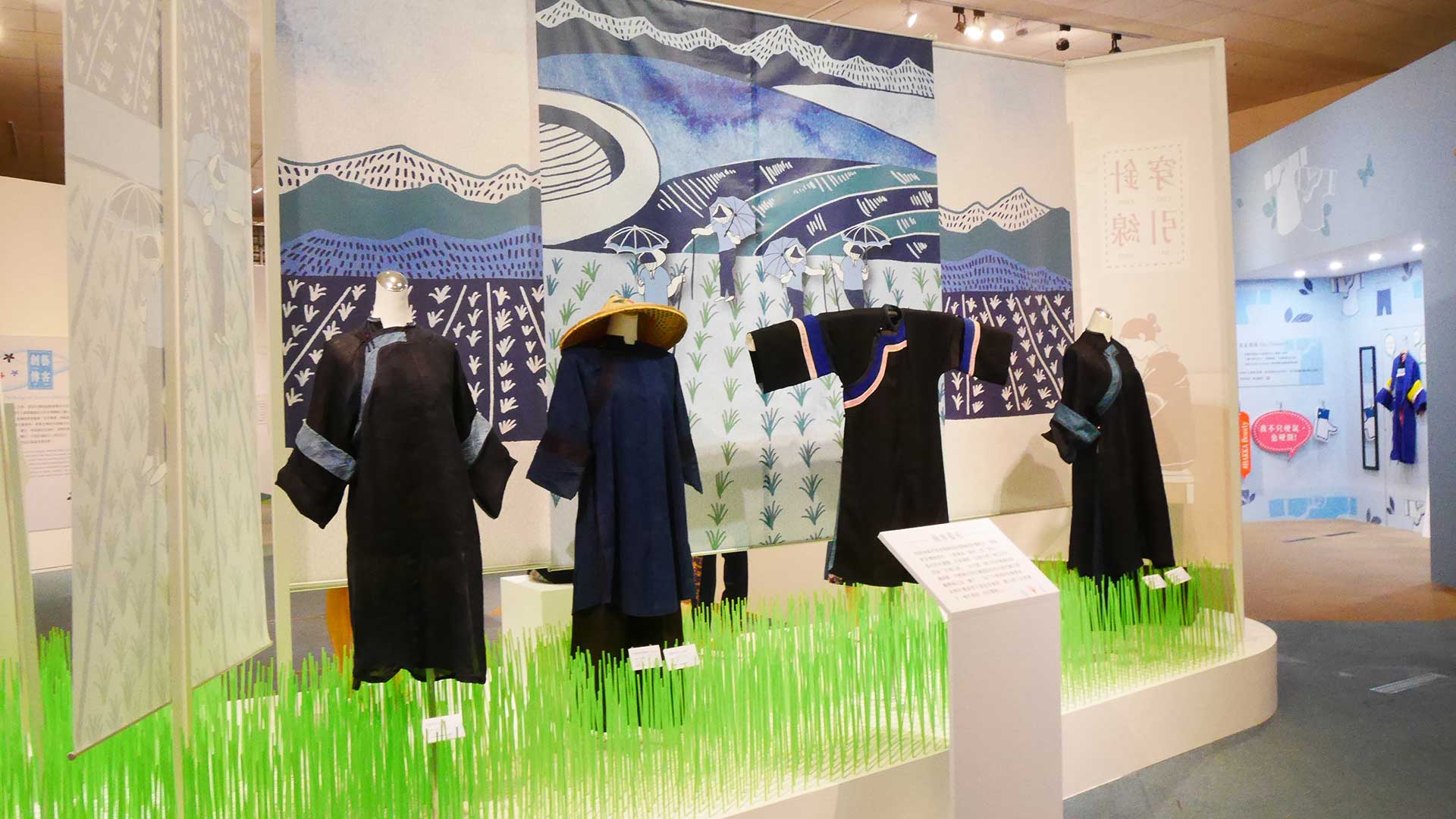 圖 客家傳統服飾 翻拍自 客家文化發展中心