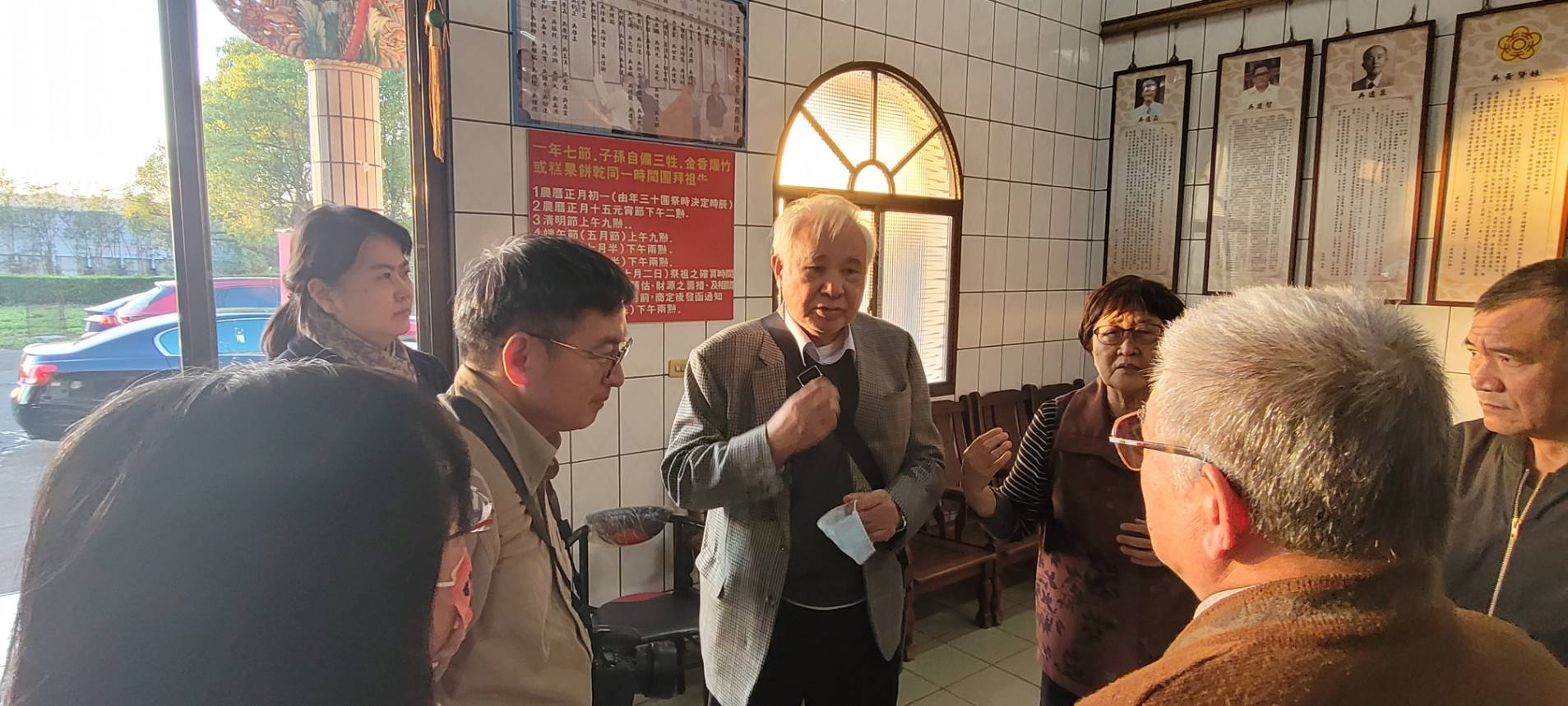 圖 苗栗縣銅鑼 吳氏宗祠 總統府-姚嘉文資政先生與夫人前彰化縣長周清玉女士、微光書旅創辦人-賴世若 先生參訪祭拜 由吳湯興子孫-吳氏宗祠主委 吳德鈺先生 為參訪團講解 許慎之拍攝