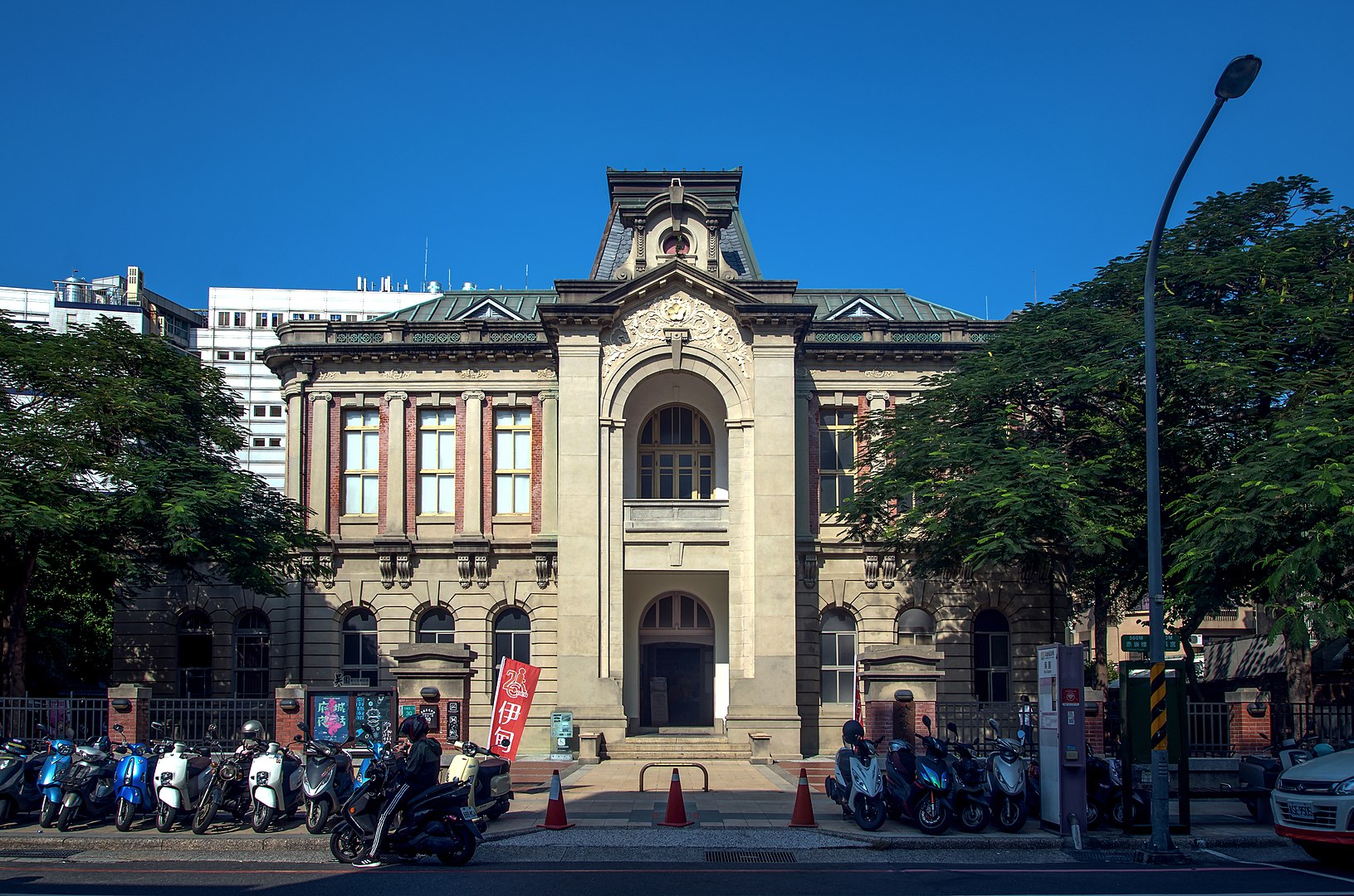 (吳園藝文中心(原臺南公會堂) 圖 轉載 維基百科)