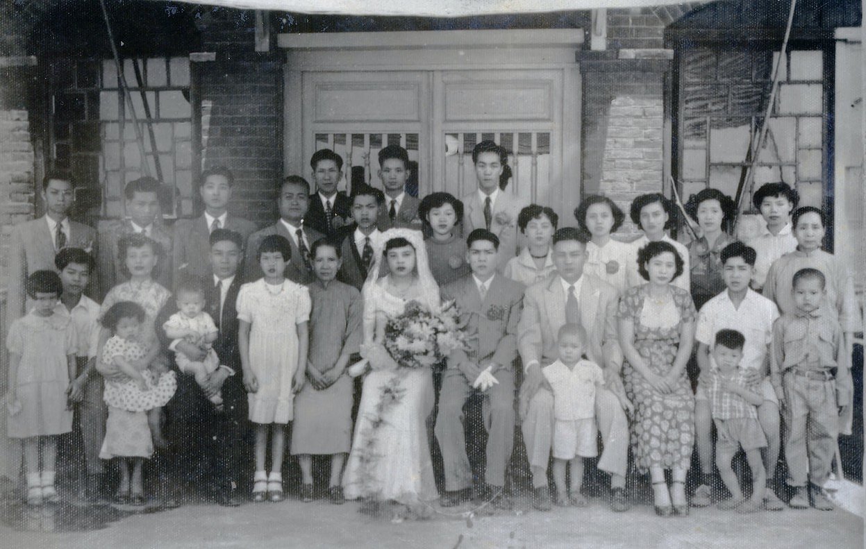 連家人結婚時於連瑞利商號街屋前拍攝的大合照。約1953年。照片由連家提供。(圖片七)