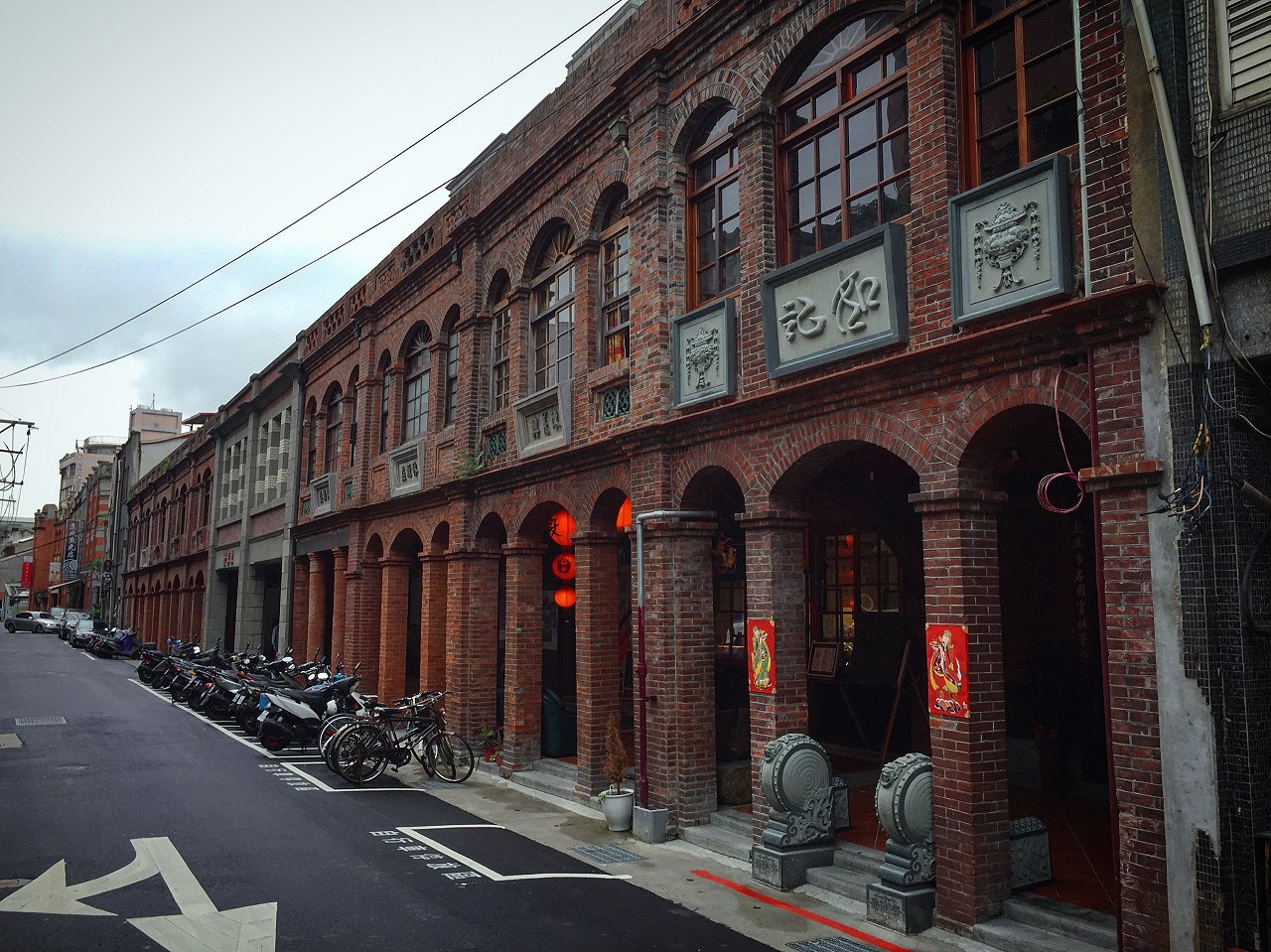 從台北橋方向拍攝十連棟。照片中的如記與陳義興非十連棟之一,因此整棟建築到三進都保留著,其深度可作為十連棟部分街屋參考。(圖片八)