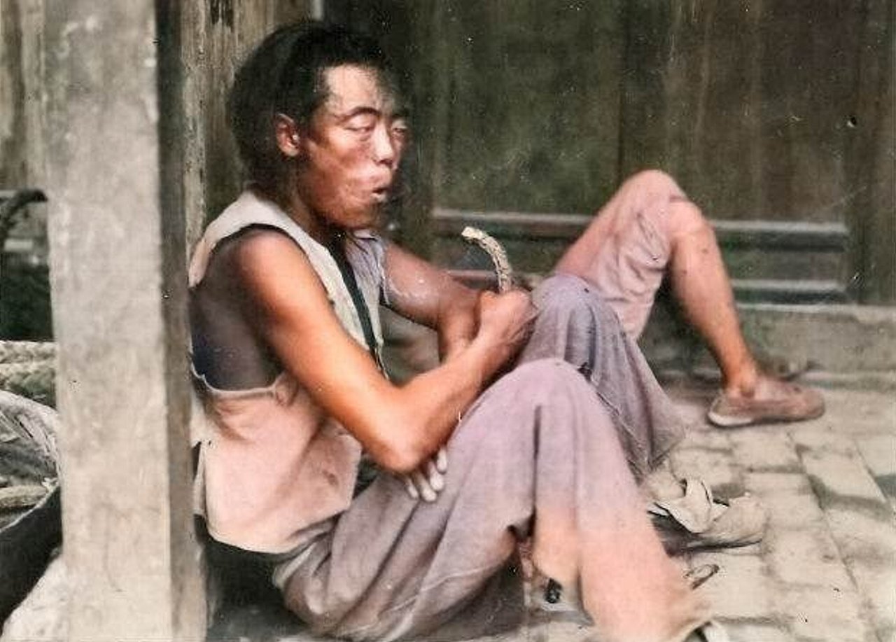 圖 角落吃瓜的男子 翻拍自網路