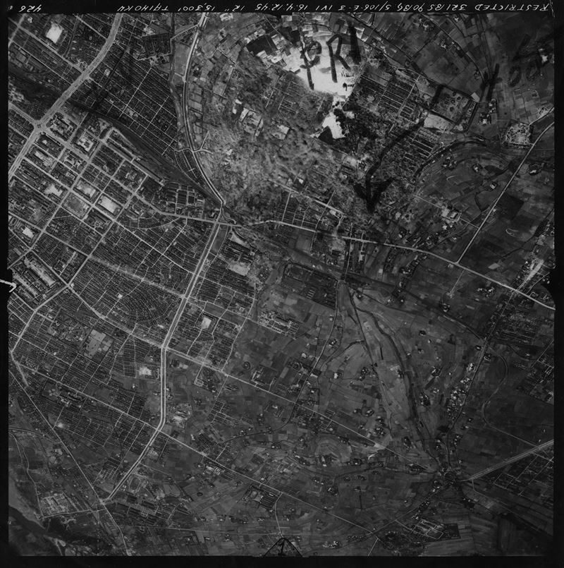 ▲ 1945年美軍轟炸台北瞬間空照圖。(圖/《台灣大空襲》 作者張維斌、甘記豪,前衛出版提供)