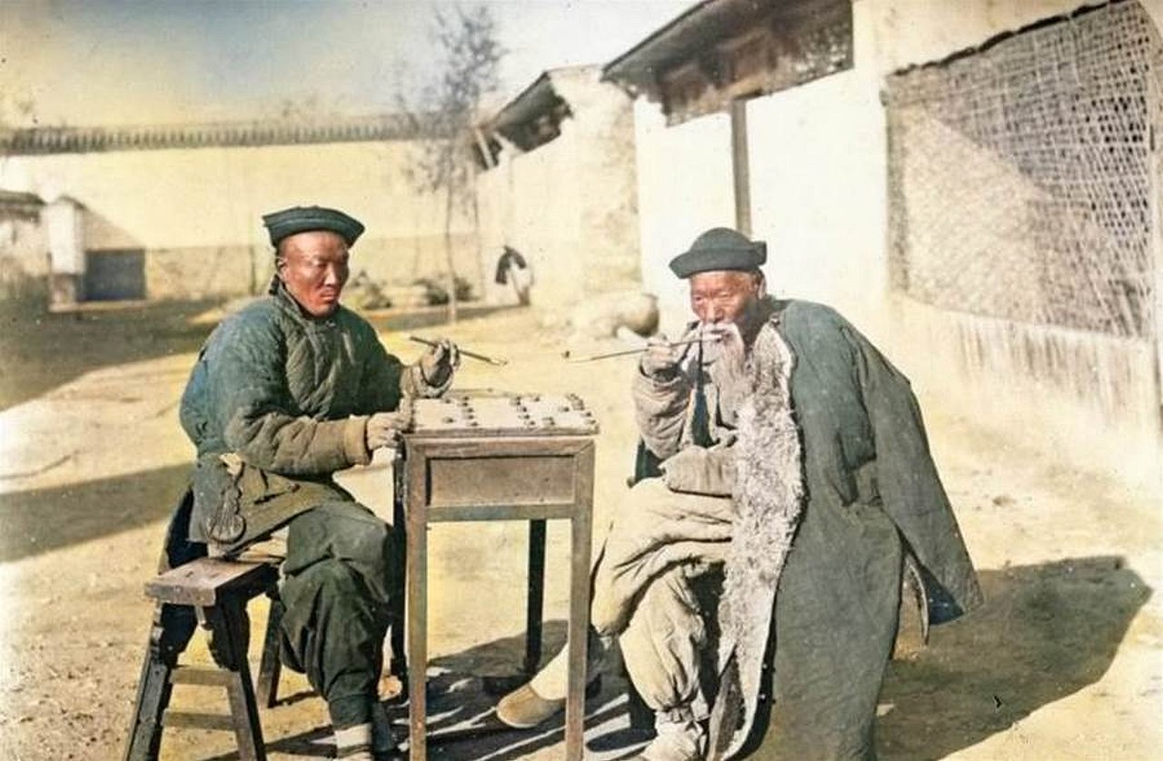 圖 曬著太陽,一邊下著象棋 翻拍自網路