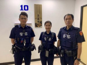 圖   臺北市保安警察大隊第五中隊警員李君翌、涂格閩及小隊長簡永順等3員(由左至右)。