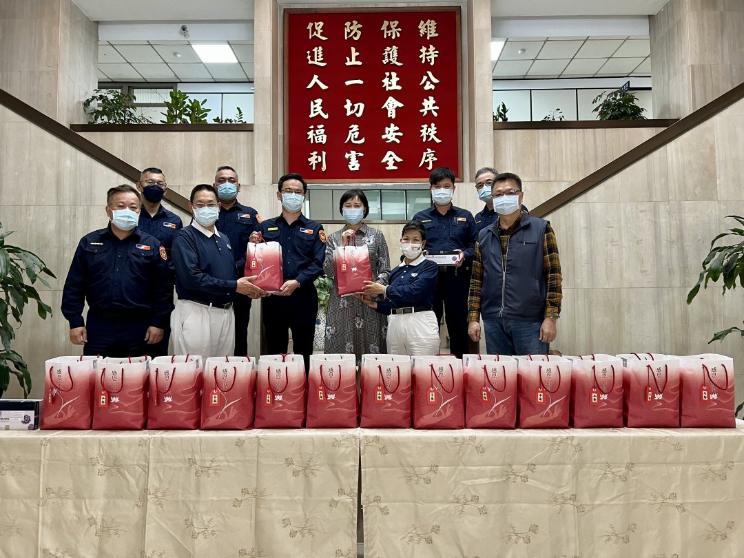 圖 慈濟於4月11日疫情即將爆發之際,便提前造訪保安大隊捐贈50劑快篩試劑及防疫關懷包備用。