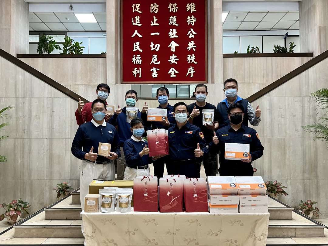 圖 慈濟於4月15日更是挹注300劑快篩試劑、防疫關懷包及淨斯本草飲,不斷加強保安大隊抗疫物資的即戰力。
