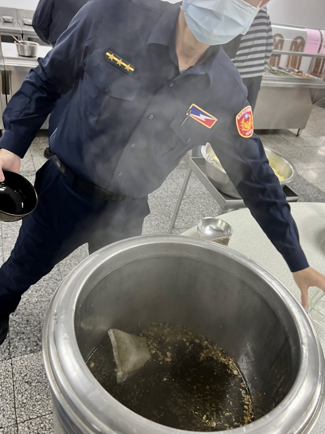 圖 慈濟捐贈淨斯本草飲煮沸後裝在保溫桶當作防疫茶,用奉茶的方式提供給保大員警自行取用,以增強員警免疫力及抵抗力。