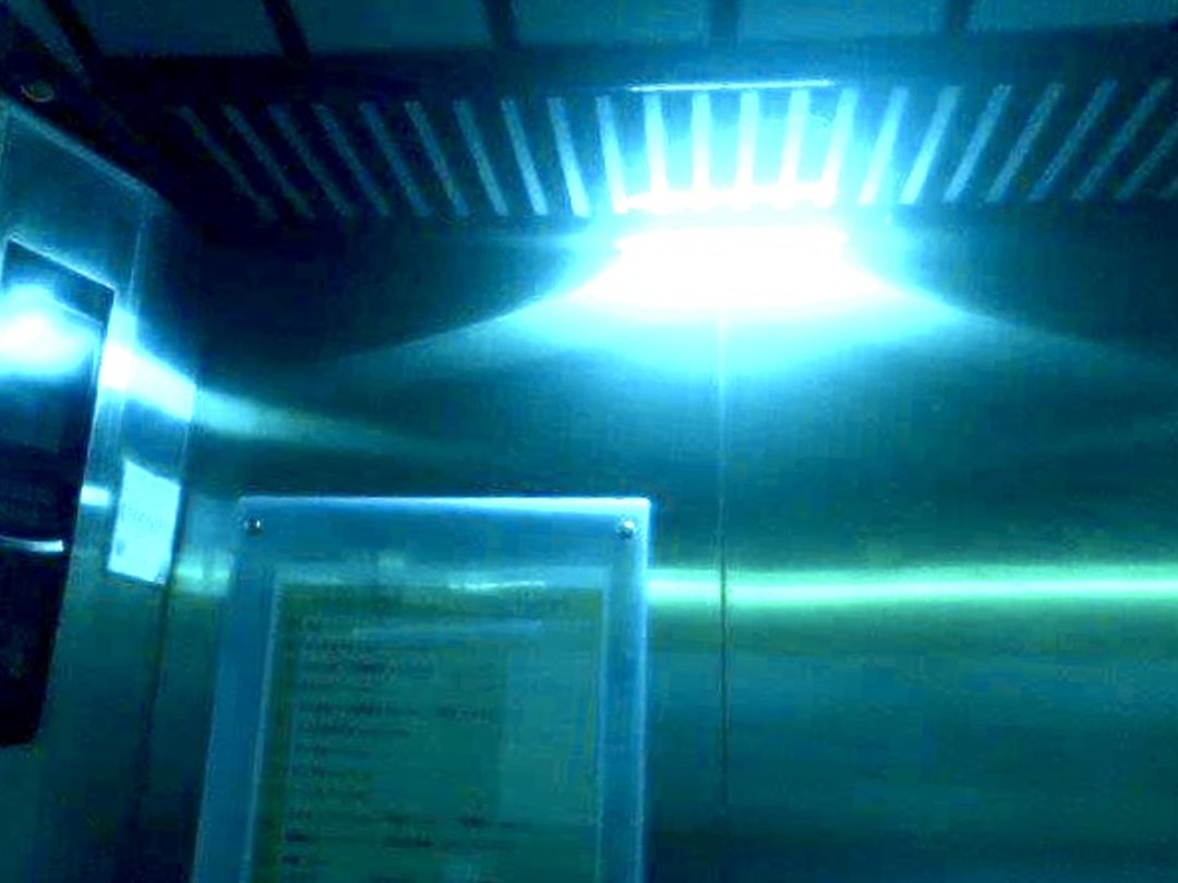 圖 保大警DIY電梯內加裝「紫外線殺菌燈」，在閒置狀態時會自動開啟燈源進行清消。