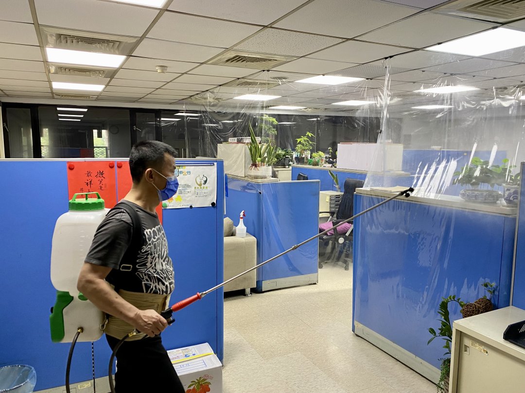 圖  臺北市保安警察大隊每日在各樓層辦公室及公共場所，進行環境噴灑清消工作。