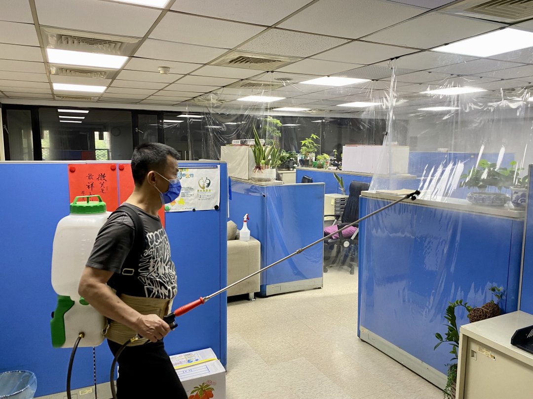 圖 臺北市保安警察大隊每日在各樓層辦公室及公共場所,進行環境噴灑清消工作。
