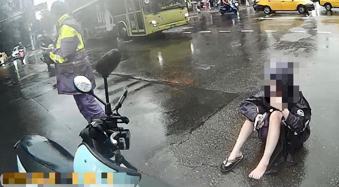 圖 臺北市保安警察大隊巡邏員警在雨勢滂沱中巧遇車禍事故,立即啟動「交通快打」急救援。