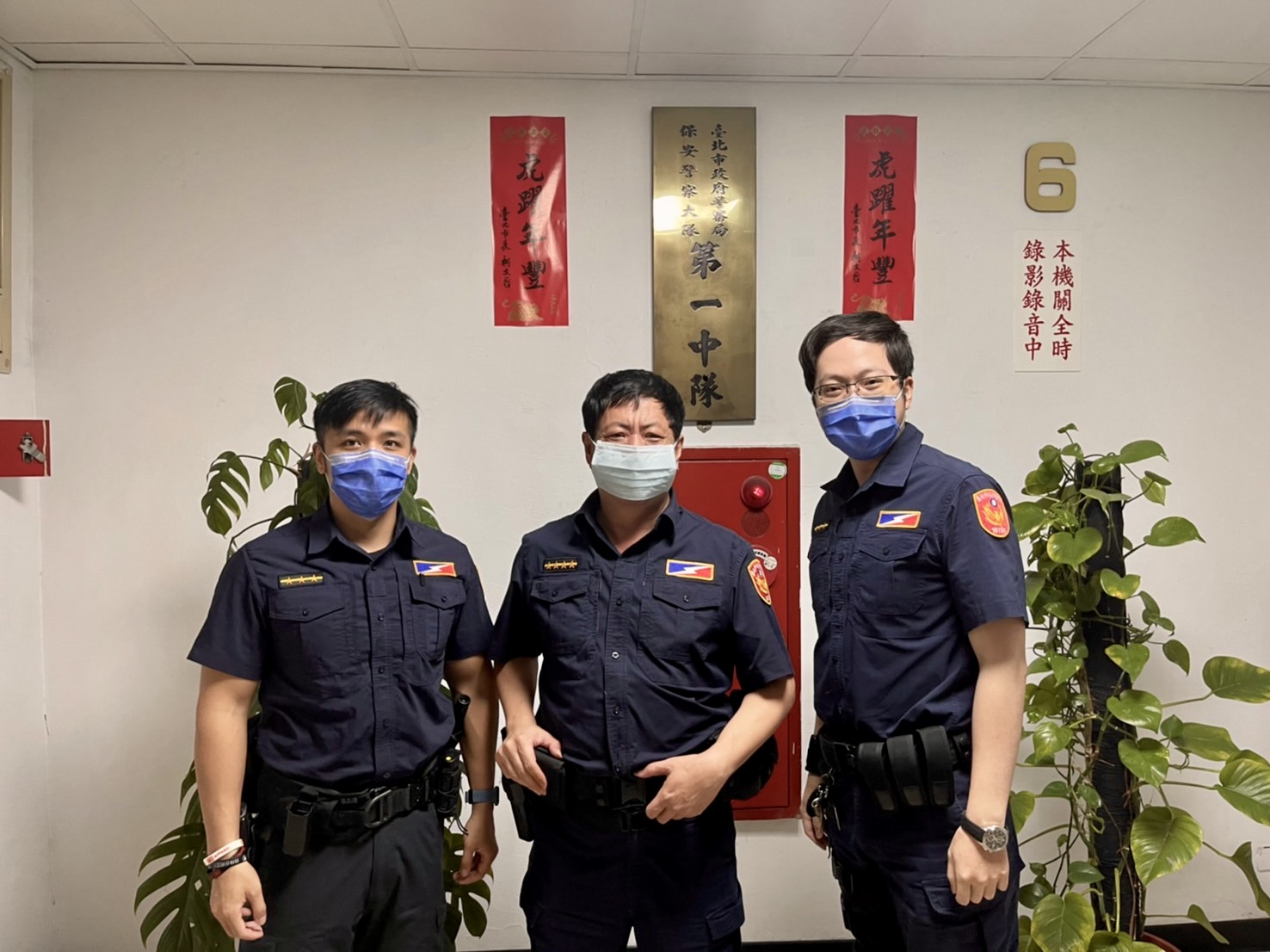 圖 臺北市保安警察大隊第一中隊警員司瑋祺、小隊長廖坤裕,警員呂冠伯等三人(由左至右)。
