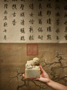 圖  乾隆玉璽「乾隆御覽之寶」以港幣1.5億由亞洲私人藏家投得。翻拍自蘇富比