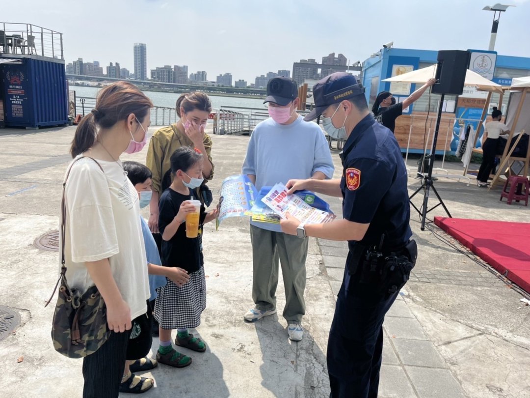 圖 臺北市保大員警特別選在大稻埕碼頭人潮聚集處設置「機動派出所」,以手持海報標語方式向民眾宣導「跟蹤騷擾防制法」。