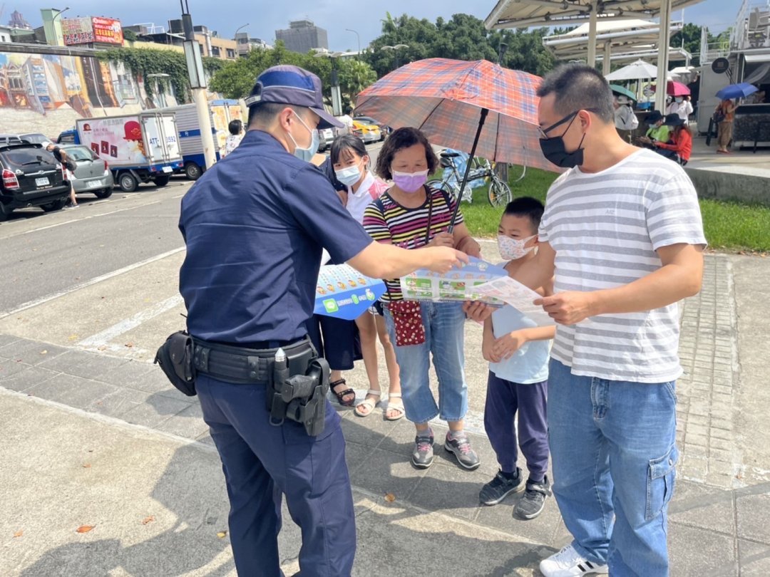 圖 臺北市保大員警以徒步巡邏並透過自製海報圖像解說與民眾深入淺出的互動,加深民眾對跟蹤騷擾行為及求助管道的認知。