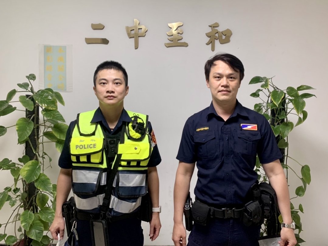 圖  臺北市保安警察大隊第二中隊警員蔡葉闔、余明展等2人(由左至右)