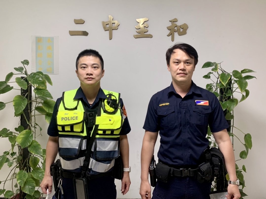 圖 臺北市保安警察大隊第二中隊警員蔡葉闔、余明展等2人(由左至右)