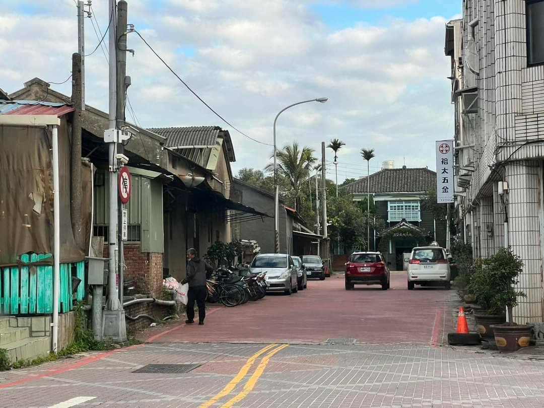 圖  矗立於銅鑼車站旁的鑼灣北側倉庫  七十年歷史的痕跡  賴世若 拍攝