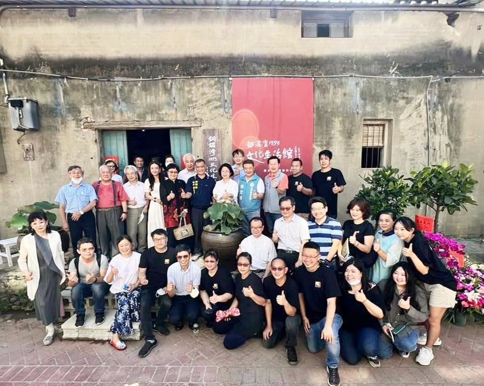 圖 銅鑼火車站旁的銅鑼灣北側倉庫改造為「1895文化生活館」。團體合照