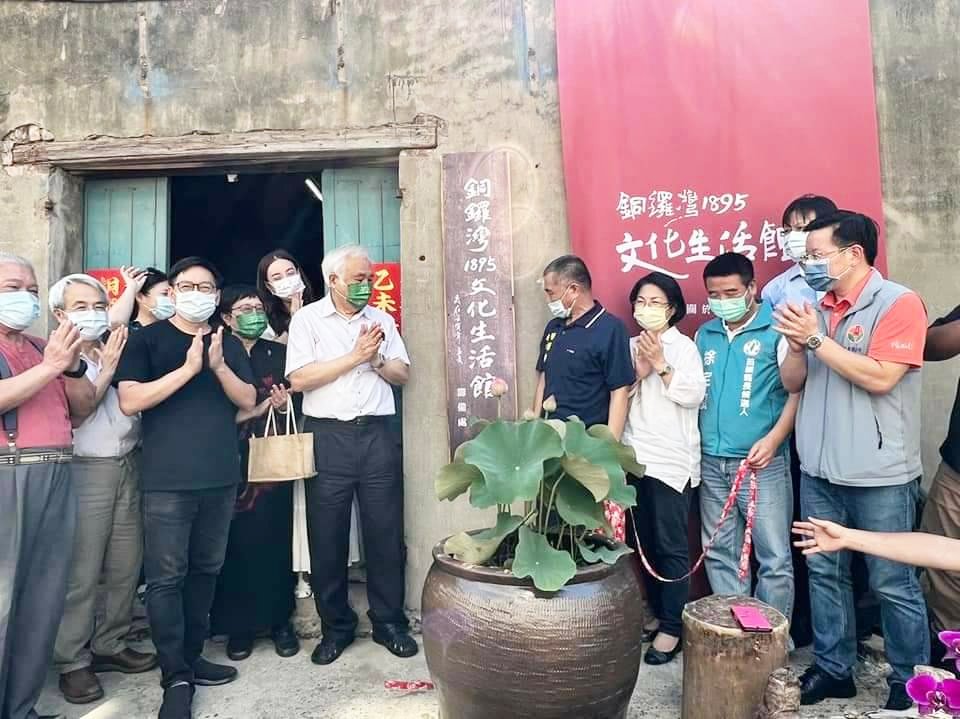 圖 銅鑼火車站旁的銅鑼灣北側倉庫改造為「1895文化生活館」。團體合照