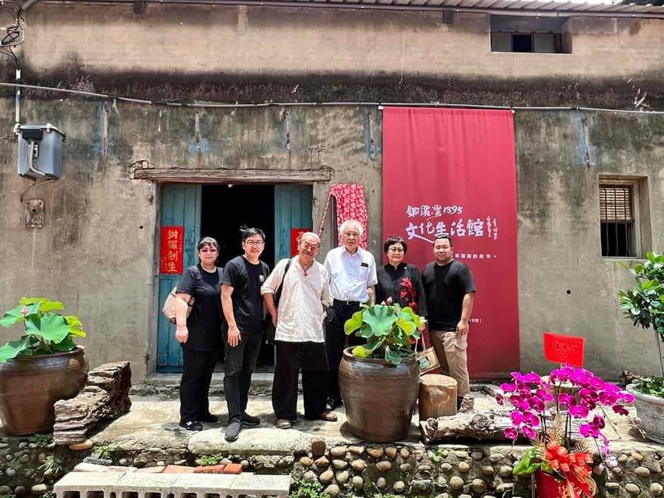 圖 由左至右 顧問李文月女士、主委賴世若先生、書法家李峰老師、姚嘉文資政、前彰化縣周清玉縣長、理事長 張維翰先生