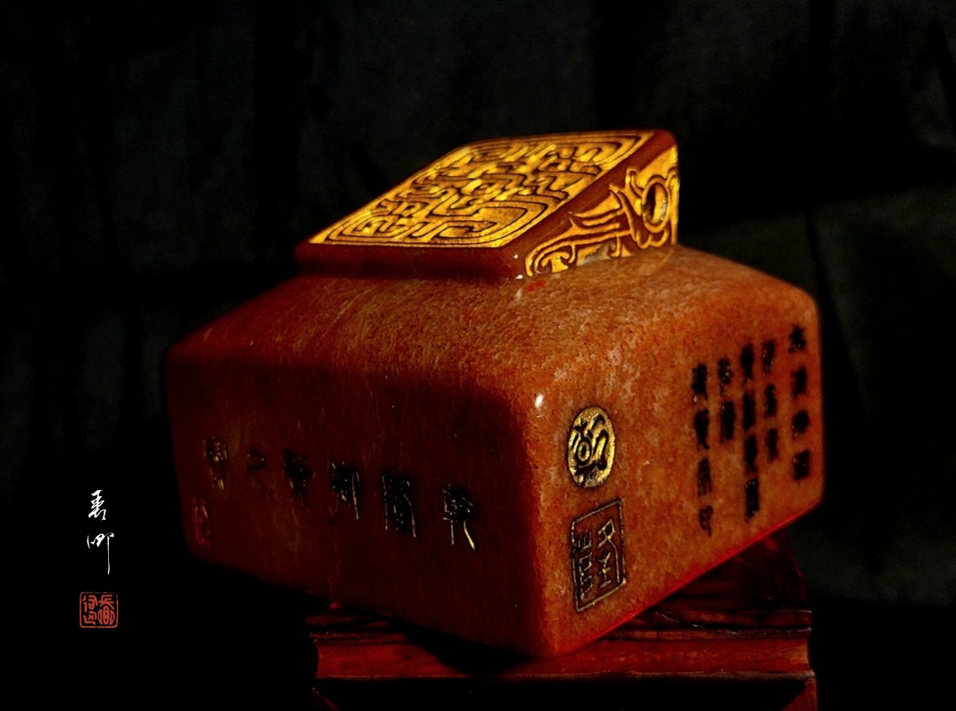 圖 乾隆御璽之一 乾隆御覽之寶 司徒長卿 篆刻 鈕章設計及雕刻:司徒長卿 鈕章:殷商風紋 (摹刻 與真跡1:1 比例)