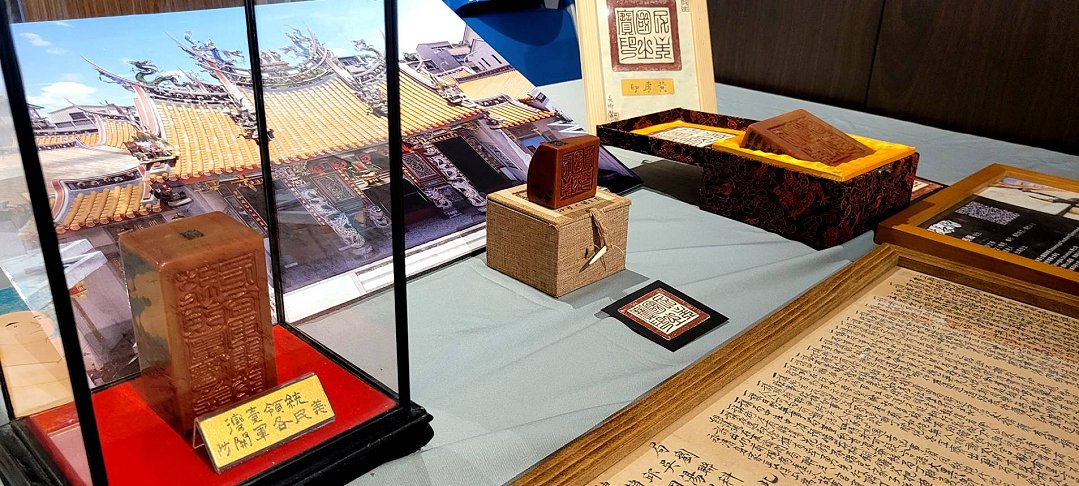 圖 會中 展示 抗日三傑週邊歷史書籍 及 三顆國寶印璽