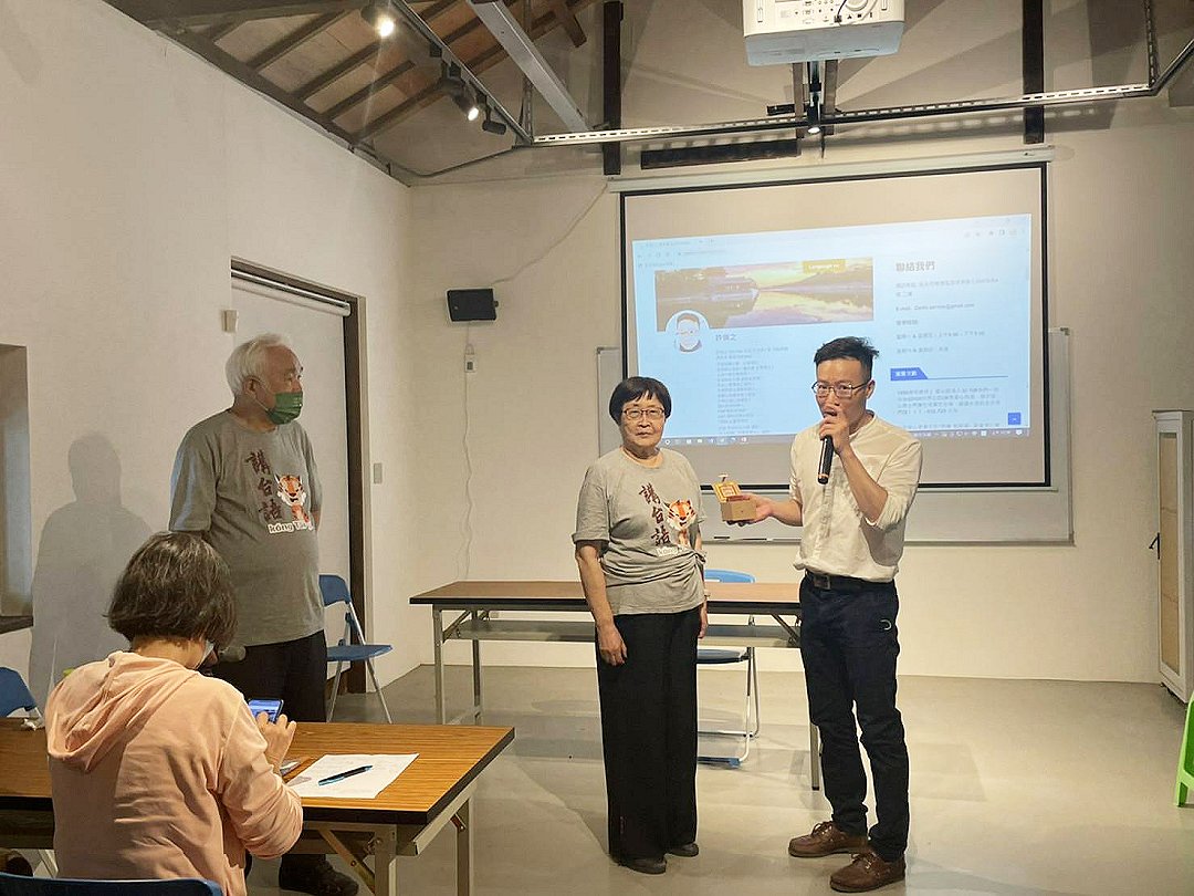 圖 主持人 總統府姚嘉文資政 民主國之寶印及統領臺灣義民各軍關訪 篆刻師 司徒長卿 老師 講述