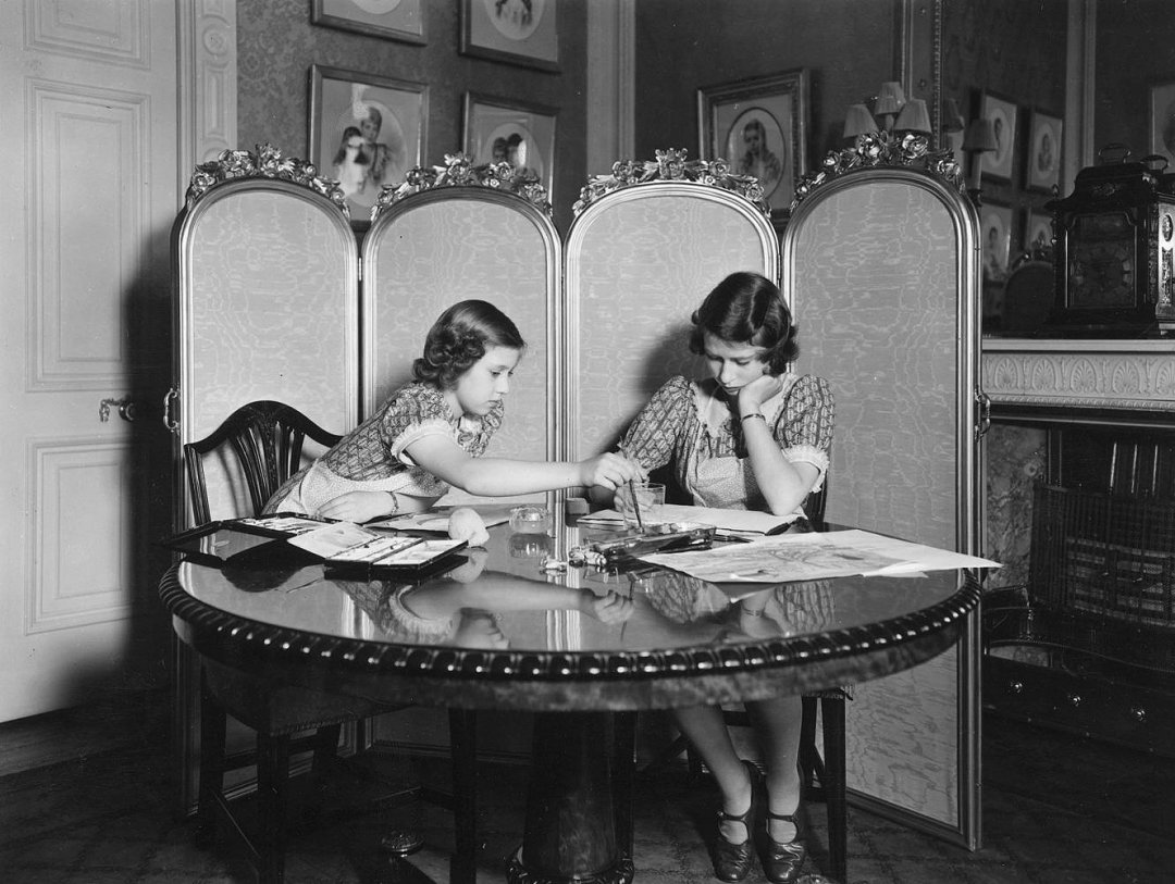 1940.06.22 ，在白金漢宮畫畫的伊麗莎白（右）和瑪格麗特公主（左） (Photo by Lisa Sheridan/Studio Lisa/Getty Images)