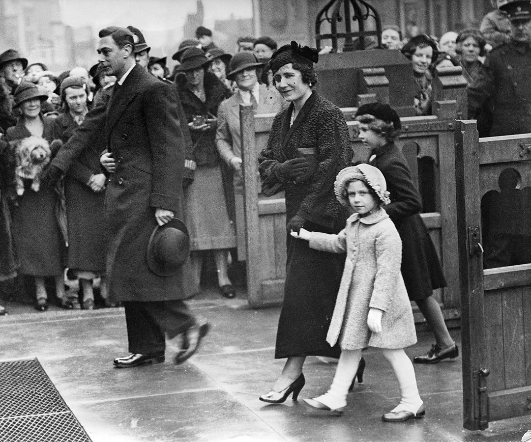 英王喬治六世一家，攝於 1937.12.10 。由左到右，依序為喬治六世、伊麗莎白王后、瑪格麗特以及伊麗莎白公主。