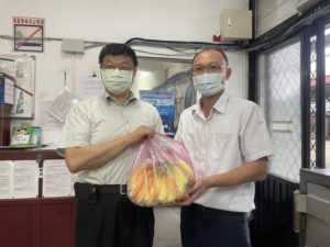 致贈水果,感謝辛勞工作的同仁 圖片翻攝於台鐵臉書