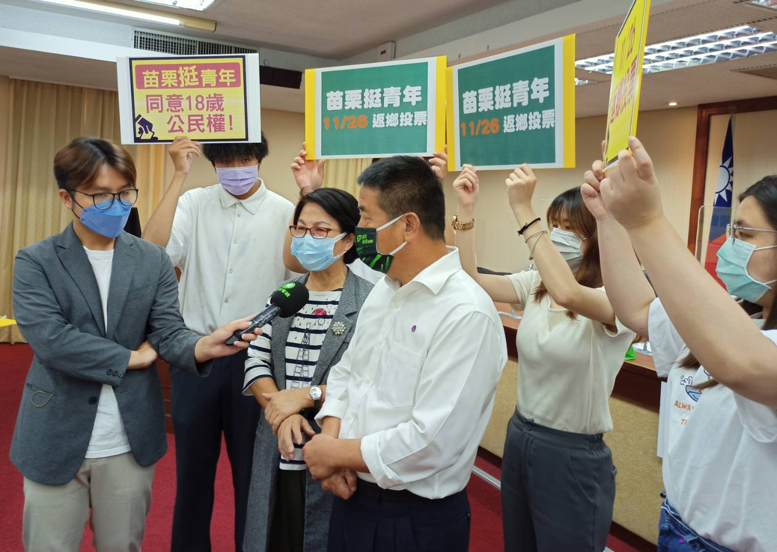 立委湯蕙禎與多名立委同邀徐定禎北上挺18歲公民權