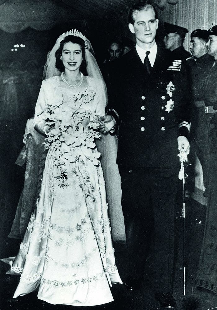1947.11.20，伊麗莎白女王和夫婿菲利浦親王在婚禮後離開西敏寺。(Photo by Popperfoto/Getty Images)
