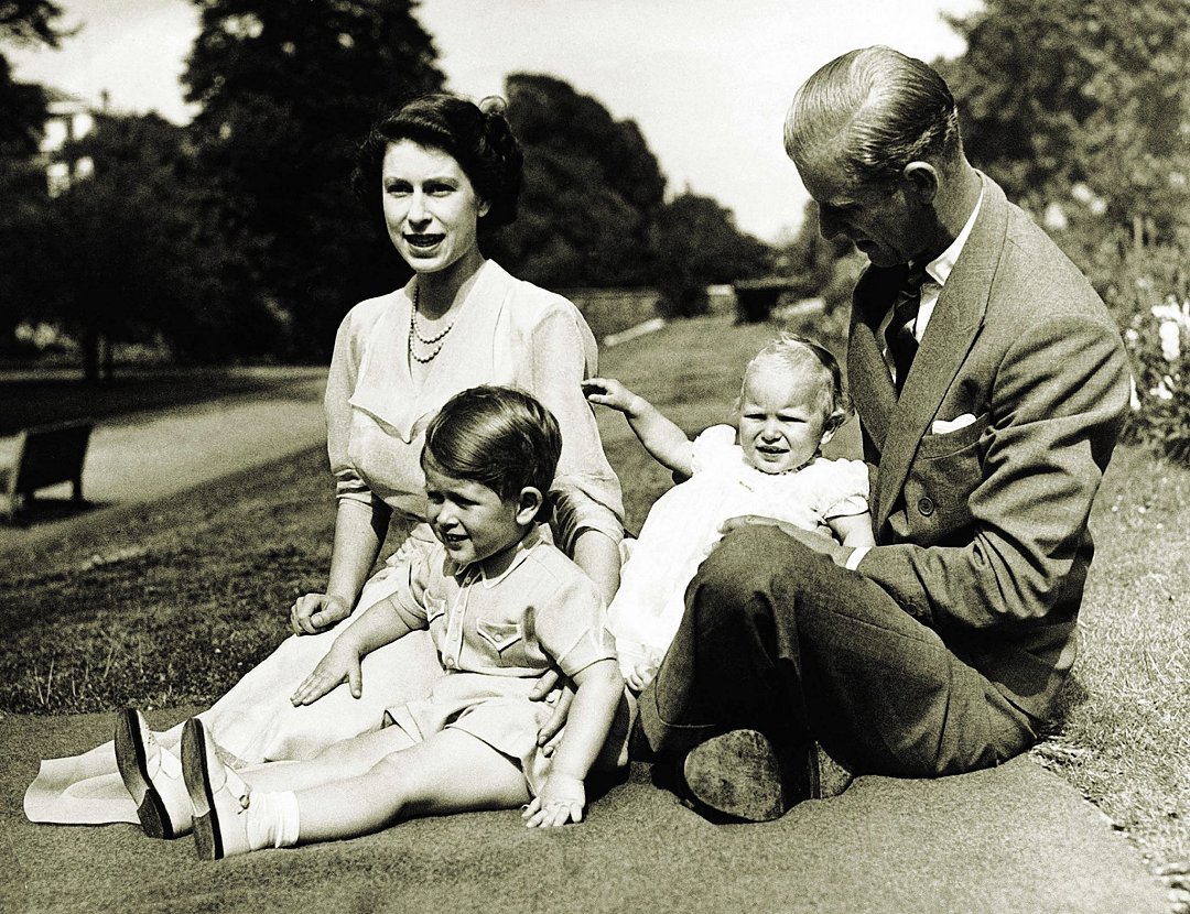 伊麗莎白公主一家人，包含夫婿菲利浦親王、兒子查爾斯王子，以及女兒安娜公主，攝於 1951.08.09 ，地點位在它們的倫敦住所克萊倫斯宮。